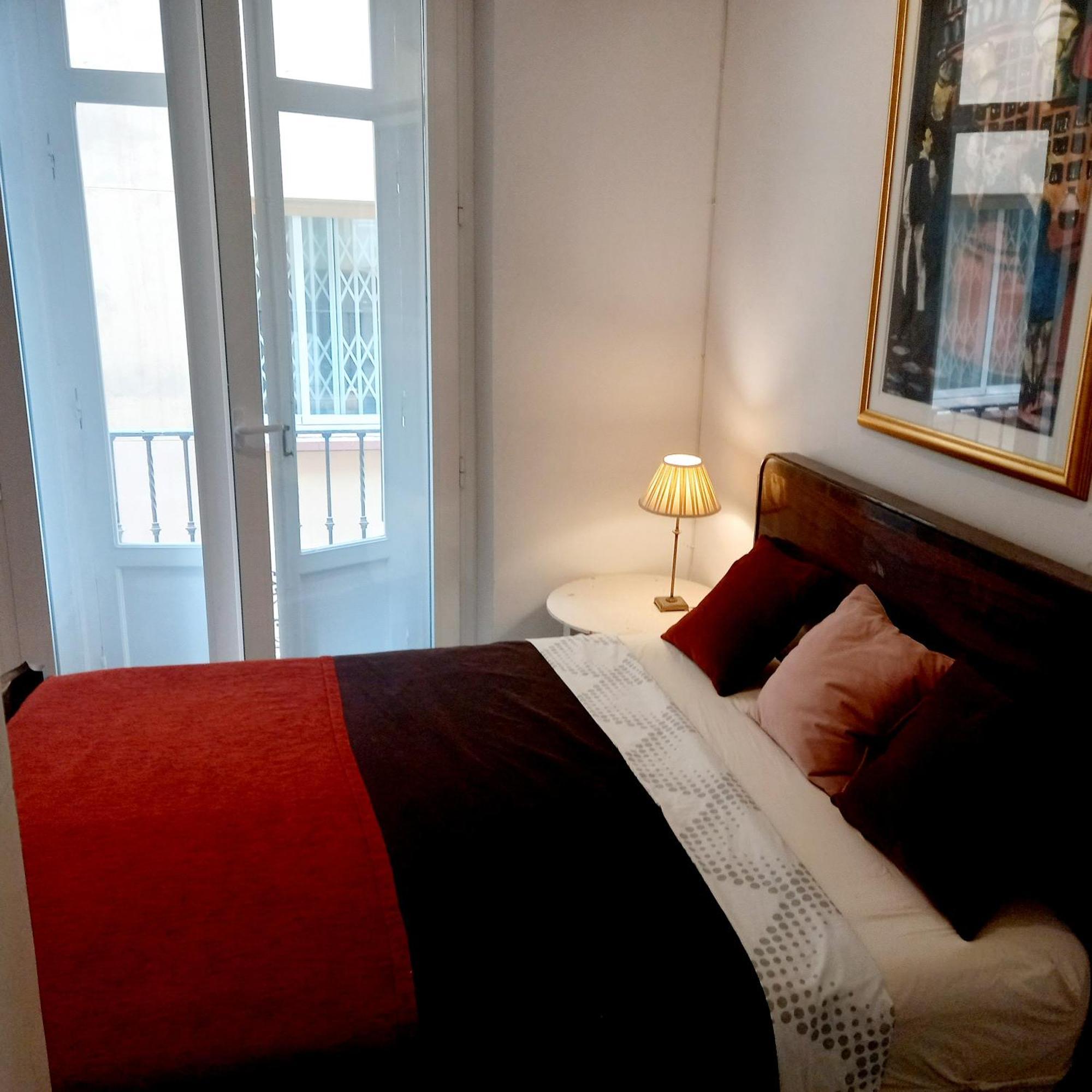 Small Stylish Room With Comfortable Queen-Size Bed In Very Large, Beautifully Decorated Shared Flat In The Historic Centre Of 말라가 외부 사진
