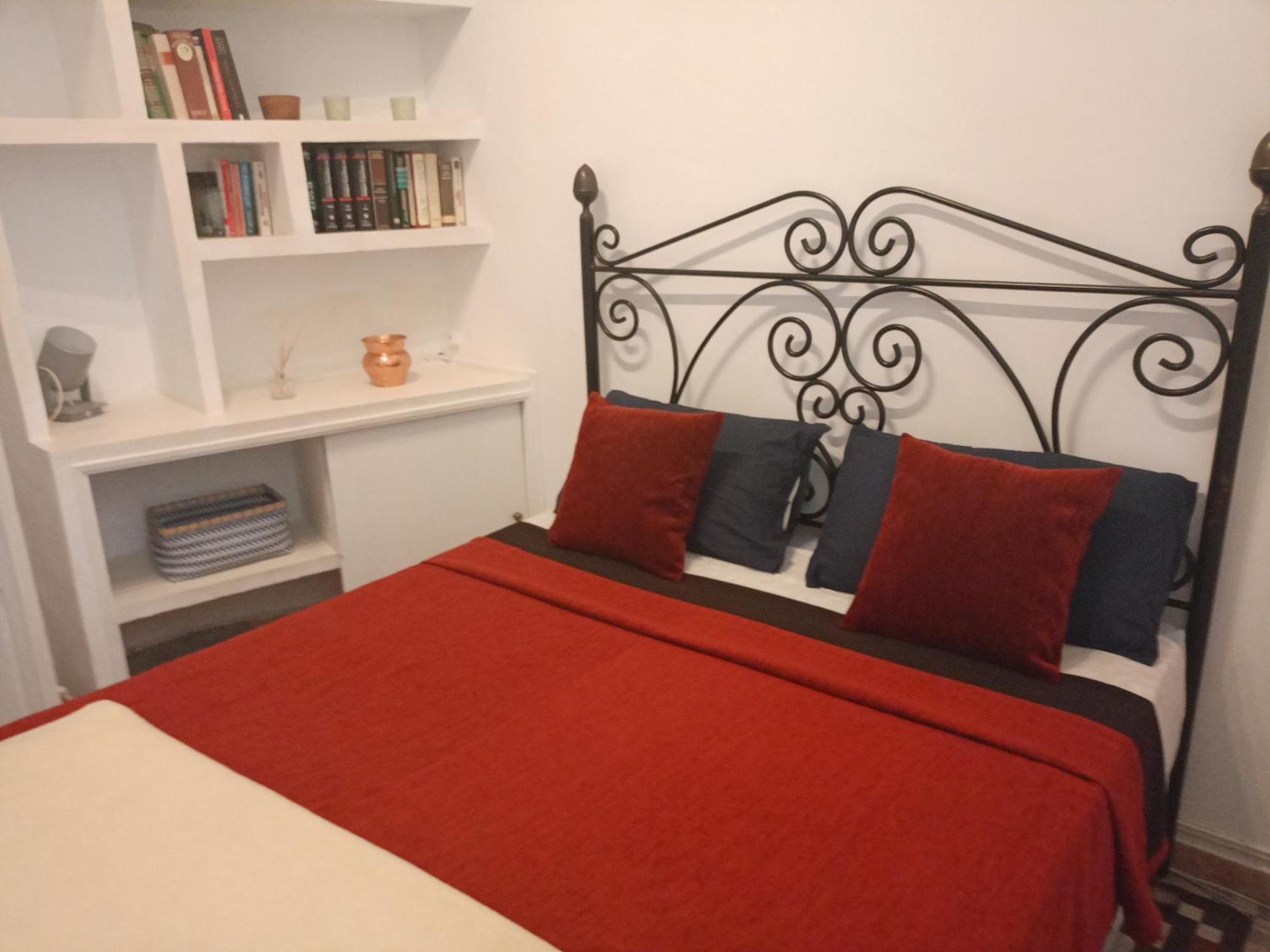 Small Stylish Room With Comfortable Queen-Size Bed In Very Large, Beautifully Decorated Shared Flat In The Historic Centre Of 말라가 외부 사진